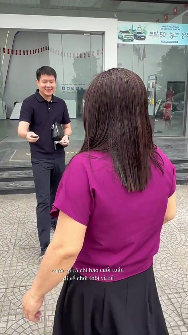 Lừa mẹ đi cà phê, đến nơi là lễ bàn giao xe VF3: Không nỡ để mẹ đi làm 50km, con rể “gia trưởng” chốt quà to - áº¢nh 1.
