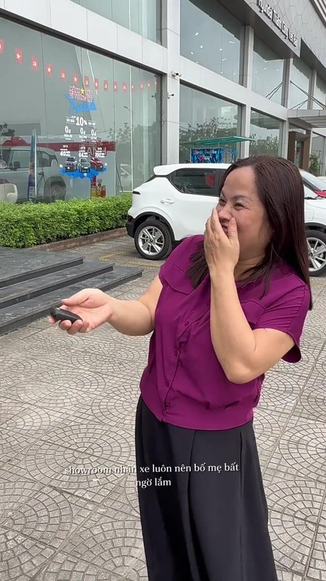 Lừa mẹ đi cà phê, đến nơi là lễ bàn giao xe VF3: Không nỡ để mẹ đi làm 50km, con rể “gia trưởng” chốt quà to - áº¢nh 2.