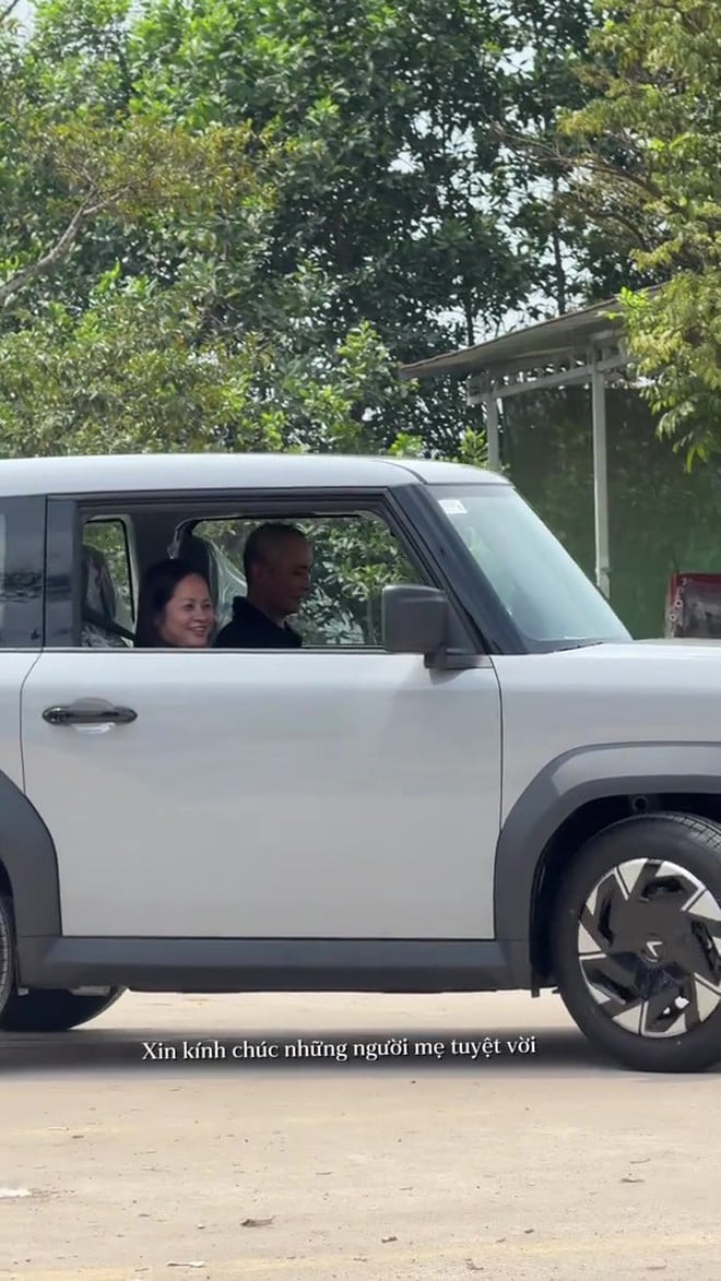 Lừa mẹ đi cà phê, đến nơi là lễ bàn giao xe VF3: Không nỡ để mẹ đi làm 50km, con rể “gia trưởng” chốt quà to - áº¢nh 2.