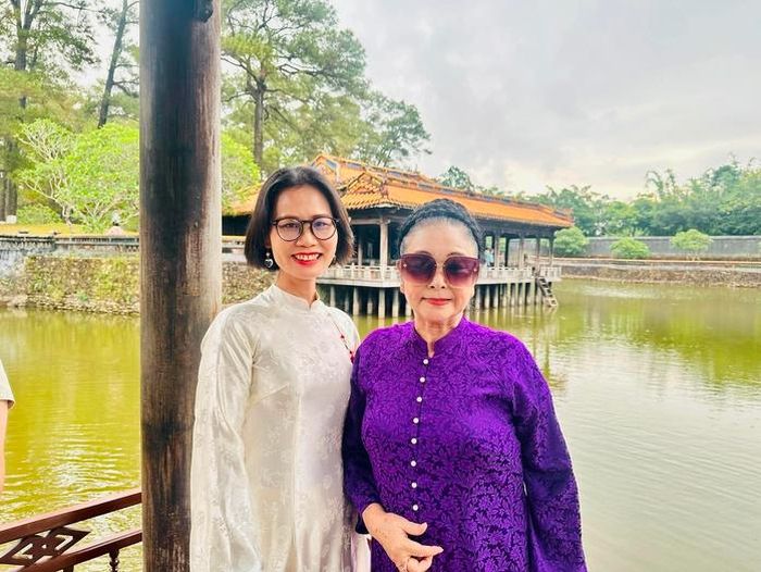 MC Phương Huyền và NSƯT Thanh Loan tại Lăng Tự Đức