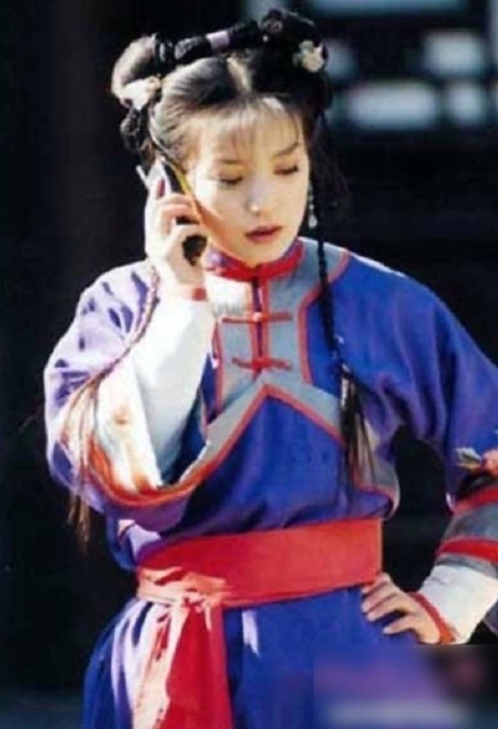 Triệu Vy khá bận rộn, thường xuyên phải nghe điện thoại sau khi nổi tiếng.