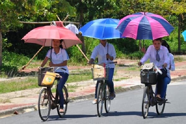 Cầm ô (dù) khi đi xe máy  1