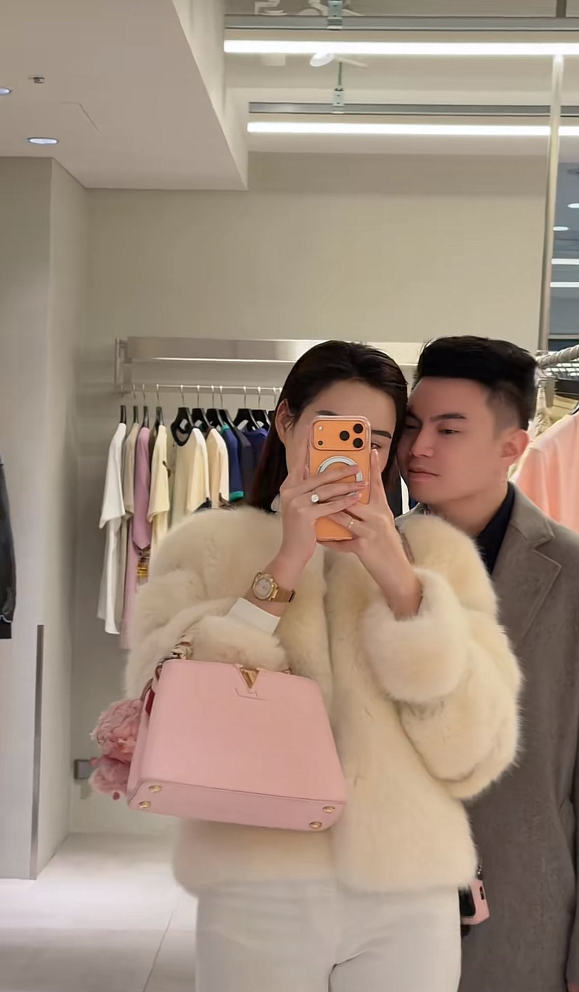 Tổng giám đốc Tập Đoàn Sơn Hải đưa hoa hậu Đỗ Hà đi Nhật mua sắm không nhìn giá - áº¢nh 4.