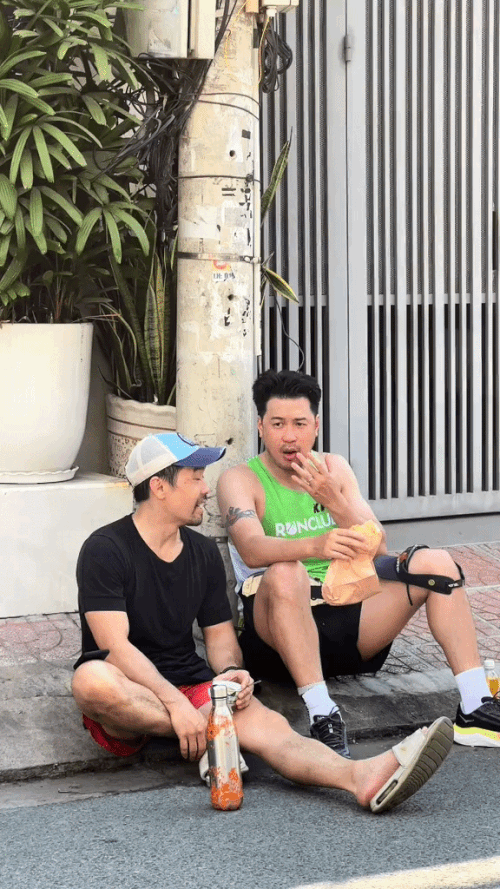 Cảnh con trai tỷ phú Johnathan Hạnh Nguyễn ngồi bệt trên vỉa hè ăn bánh mì - áº¢nh 1.