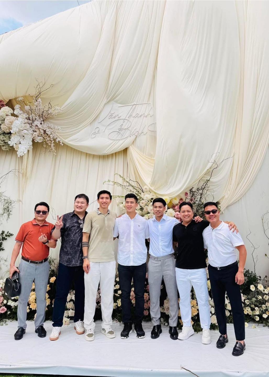 Dàn sao Quang Hải, Văn Hậu hội ngộ tại đám cưới Văn Thanh: MC Mù Tạt và Chu Thanh Huyền chiếm trọn spotlight - áº¢nh 1.