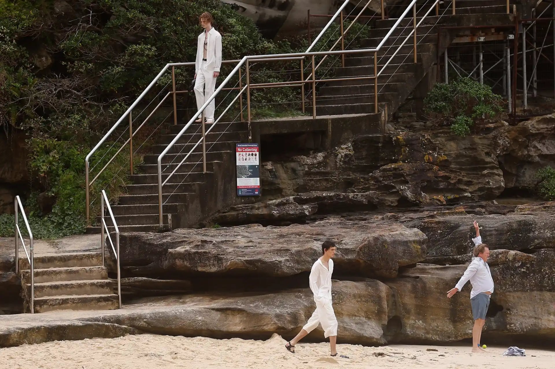 Người đàn ông đi bơi vô tình lạc vào sàn catwalk: Giật sạch spotlight của dàn mẫu, lên sóng truyền hình - áº¢nh 5.