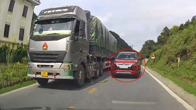  Theo quy định, tài xế được phép vượt xe di chuyển phía trước từ bên trái nếu đảm bảo an toàn. ẢNH: CHỤP MÀN HÌNH