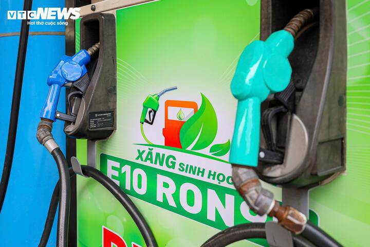 Giá xăng E10 hiện bán rẻ hơn xăng khoáng. (Ảnh minh họa: Minh Đức).