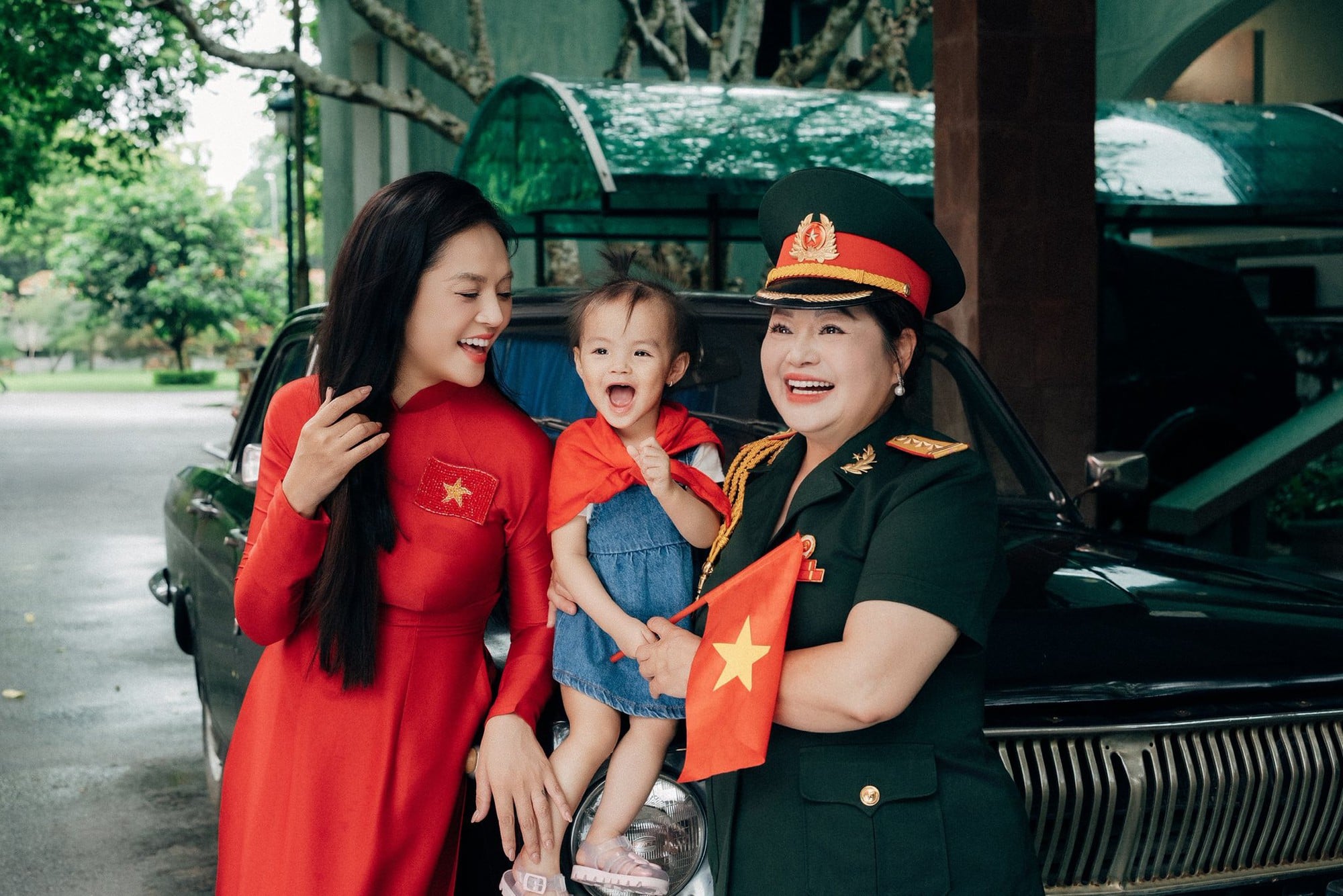 Mẹ ruột Thu Quỳnh bất ngờ lộ diện với vẻ ngoài không tuổi, từng là diễn  viên đoàn kịch Tổng cục Chính trị