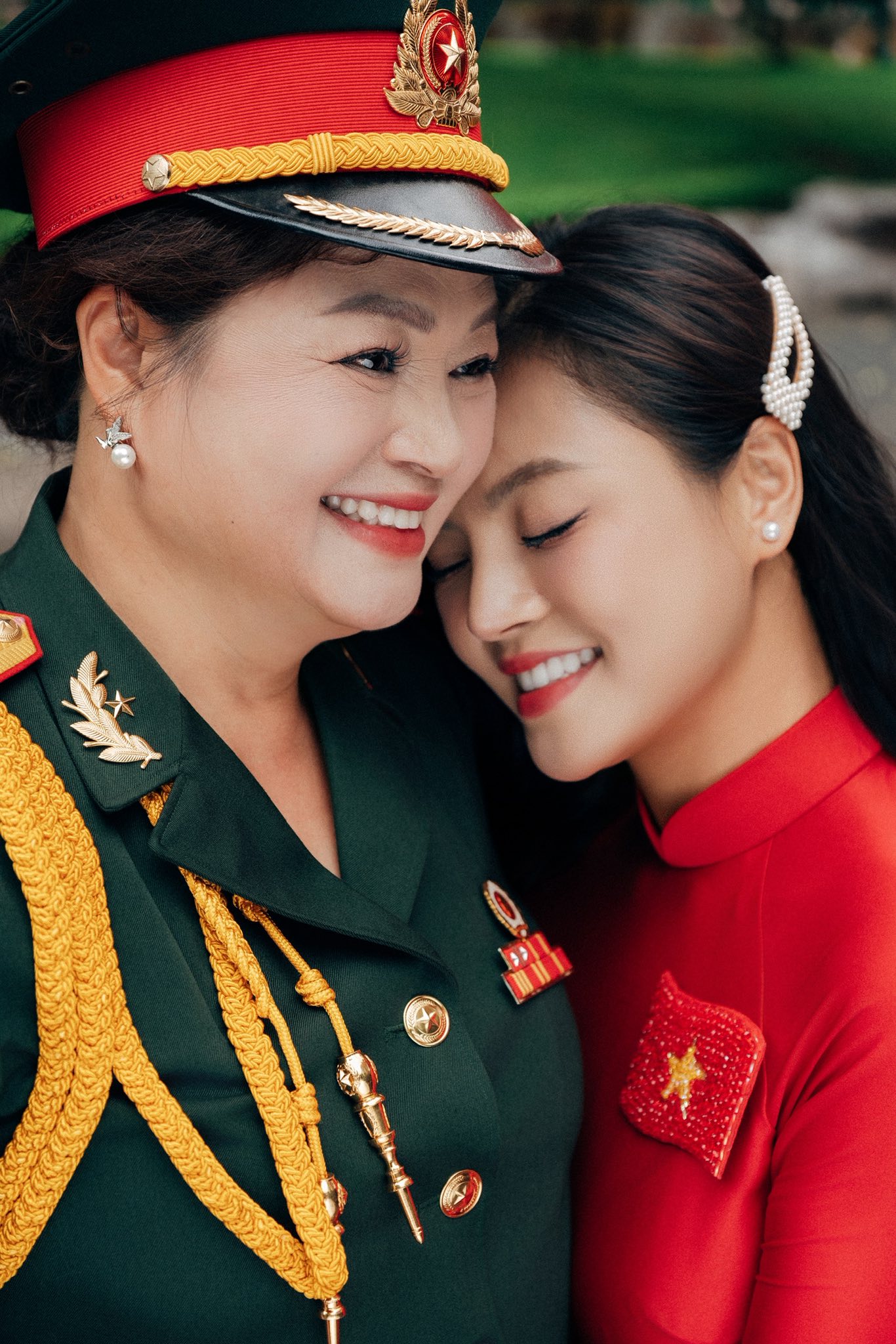 Mẹ ruột Thu Quỳnh bất ngờ lộ diện với vẻ ngoài không tuổi, từng là diễn  viên đoàn kịch Tổng cục Chính trị