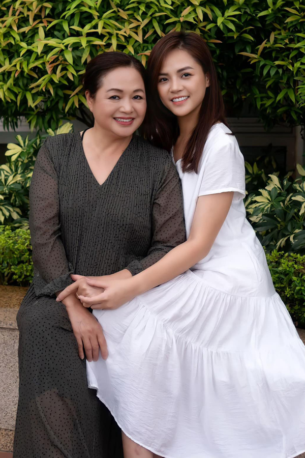 Mẹ ruột Thu Quỳnh: 'Thiên nga của sân khấu kịch' thập niên 90, tuổi hưu là  hậu phương cho con cái