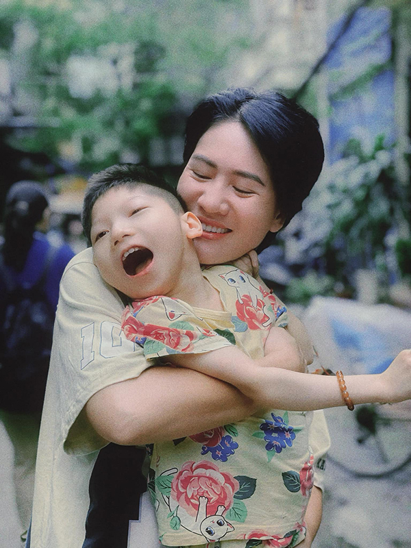 Xúc động hình ảnh diễn viên Minh Cúc tình cảm bên con gái bị bại não bước  sang tuổi 14