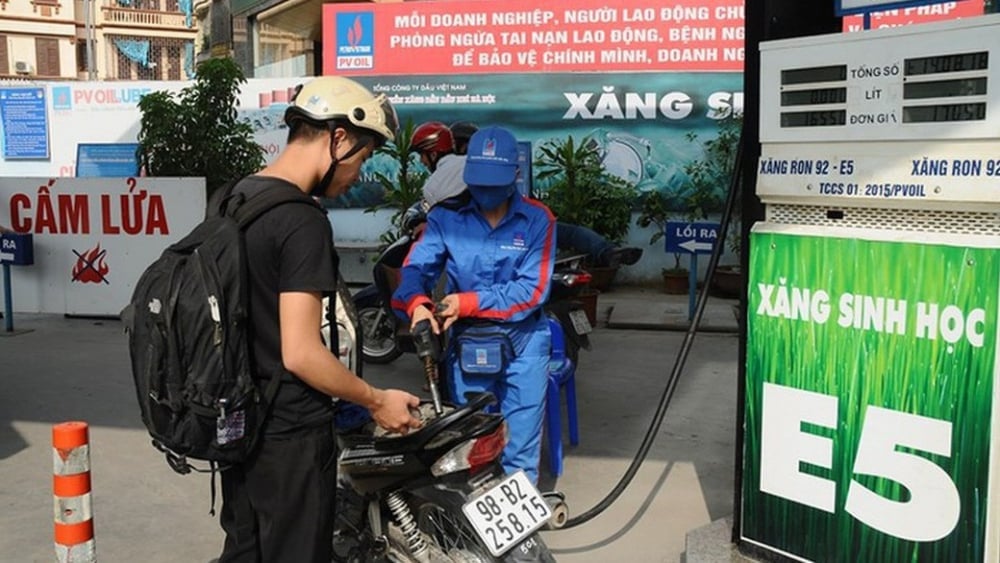 Nếu bỏ bán xăng RON 95, giá xăng E5 sẽ tăng vùn vụt?