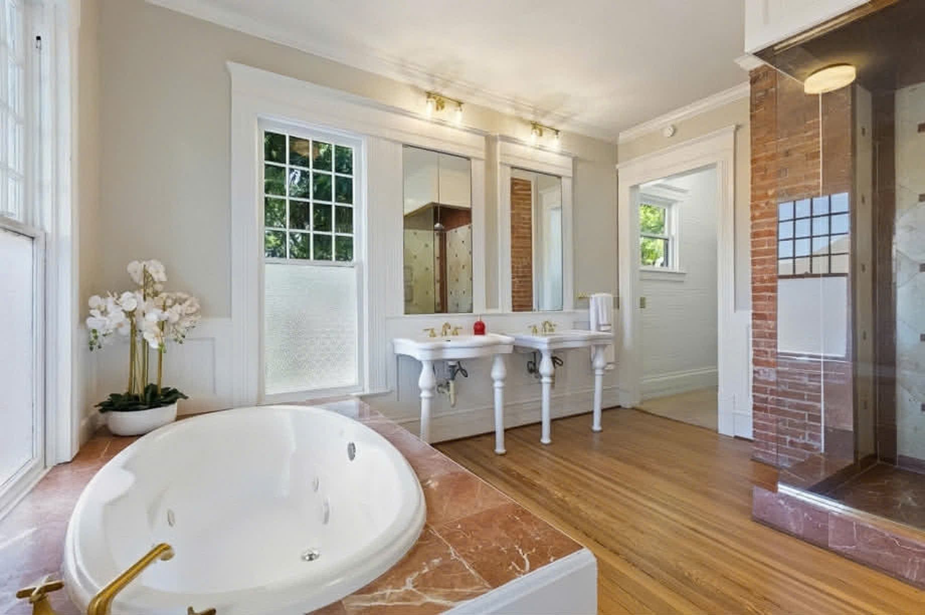 Bên trong biệt thự rộng gần 8.000 m2 của hoa hậu giàu nhất Việt Nam có gì? - Ảnh 10.