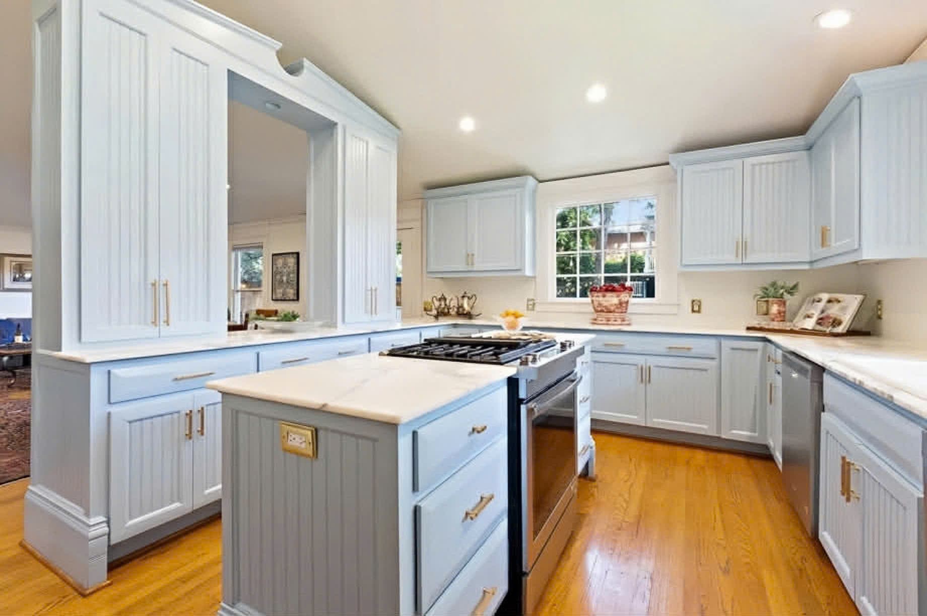 Bên trong biệt thự rộng gần 8.000 m2 của hoa hậu giàu nhất Việt Nam có gì? - Ảnh 11.