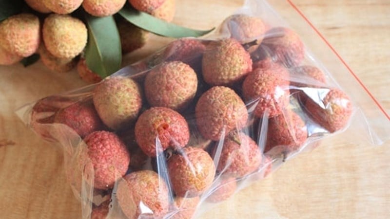 Mẹo bảo quản vải thiều cả tháng vẫn tươi ngon, không bị thâm vỏ hay chảy  nước
