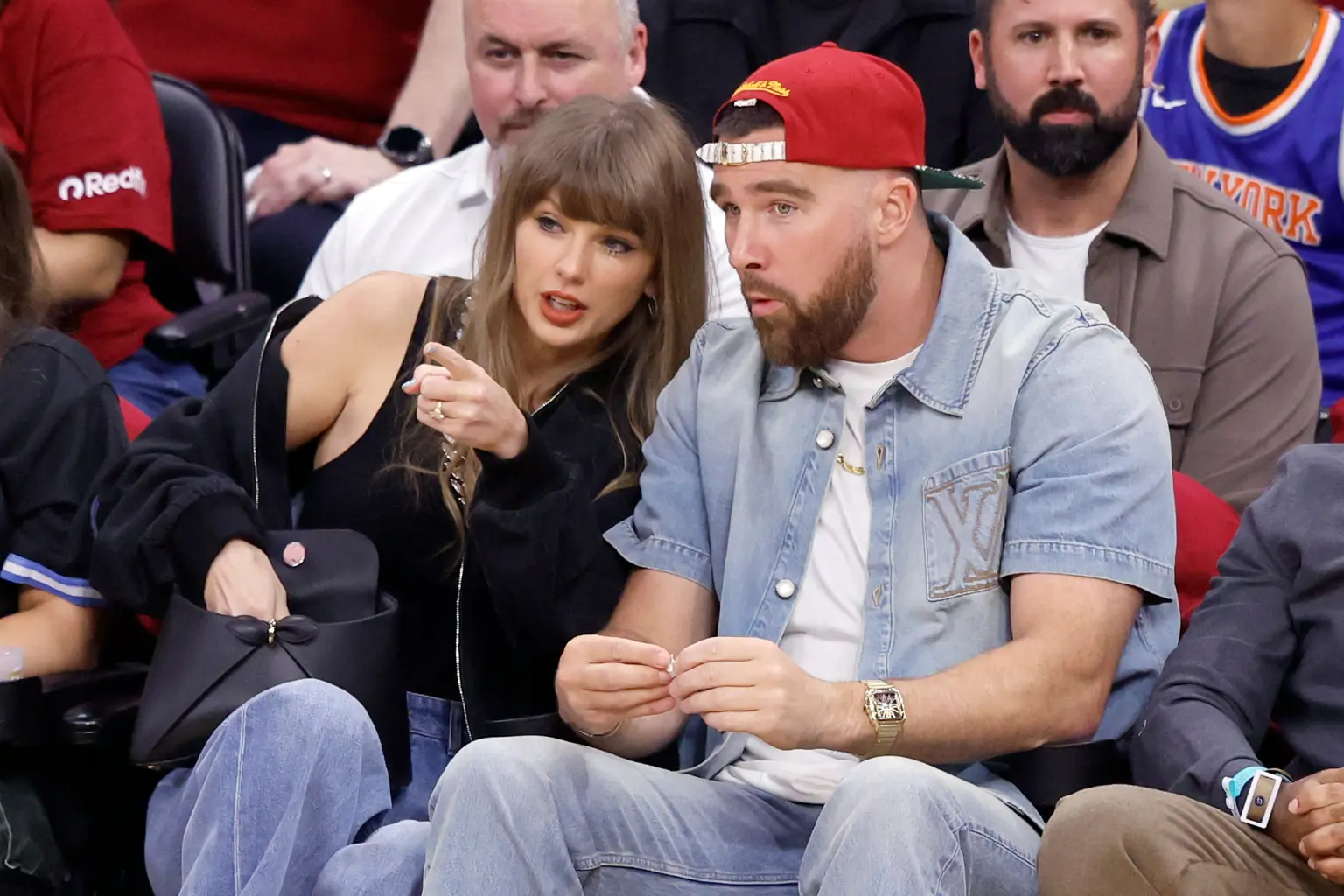 Taylor Swift cùng chồng đi xem bóng rổ thôi mà biến chiếc ghế thành 