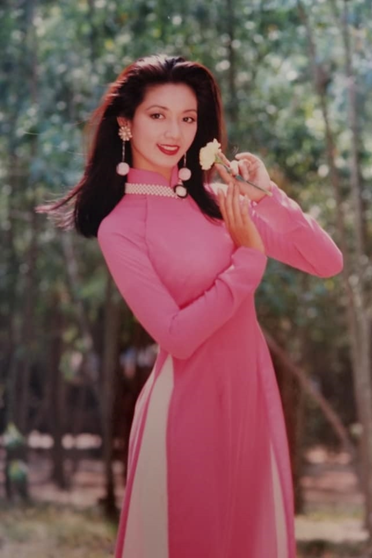 Con gái Hoa hậu Điện ảnh 1992 lấy hết gen trội của mẹ, dáng gái nhà võ mặc  quần cạp trễ đẹp mê