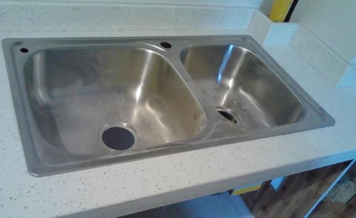 Tại sao bồn rửa chén lại có lỗ? Mãi đến 10 năm rửa chén tôi mới nhận ra lợi ích của nó, và tôi rất tiếc vì đã không biết điều này sớm hơn!