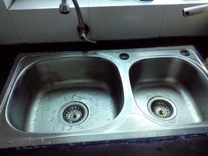 Tại sao bồn rửa chén lại có lỗ? Mãi đến 10 năm rửa chén tôi mới nhận ra lợi ích của nó, và tôi rất tiếc vì đã không biết điều này sớm hơn!