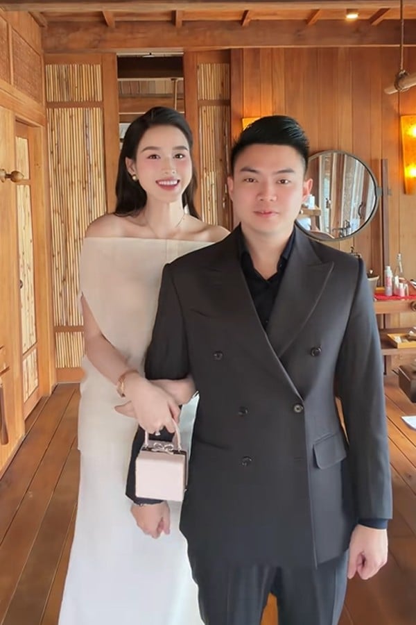 Gallery - Hoa hậu Đỗ Thị Hà diện đồ giấu bụng đi xem concert cùng ông xã, dấu hiệu nghi mang bầu ngày càng thấy rõ - image 3