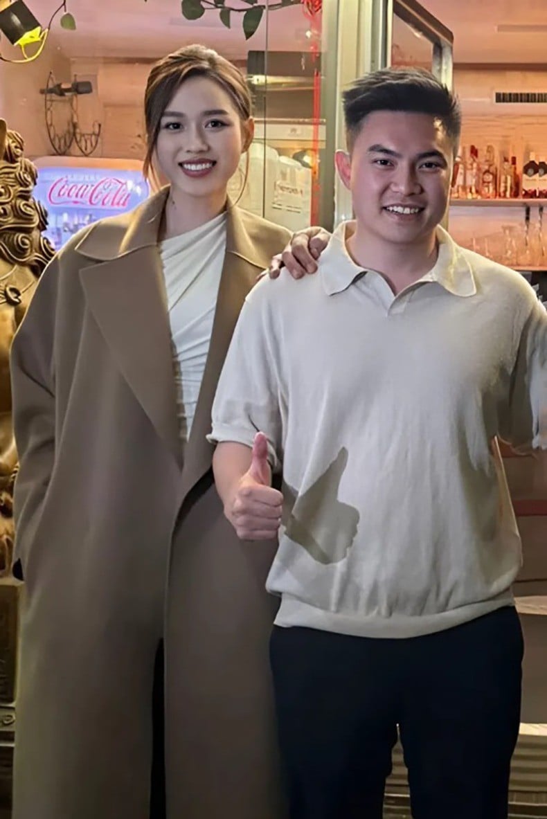 Gallery - Hoa hậu Đỗ Thị Hà diện đồ giấu bụng đi xem concert cùng ông xã, dấu hiệu nghi mang bầu ngày càng thấy rõ - image 4