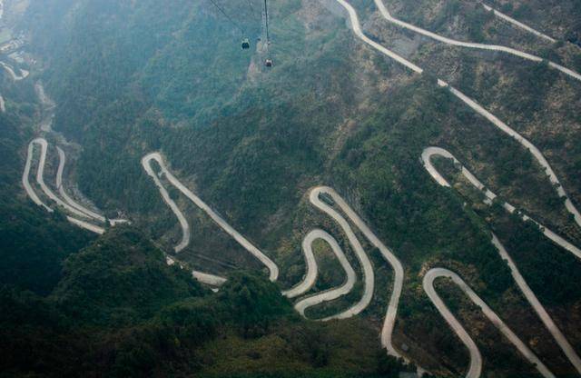 Gallery - Xuất hiện kỳ quan đường cao tốc đầu tiên trên thế giới: 99 khúc cua trên 10 km, một kỳ tích mà ngay cả nhiều tài xế giàu kinh nghiệm cũng không dám thử - image 4