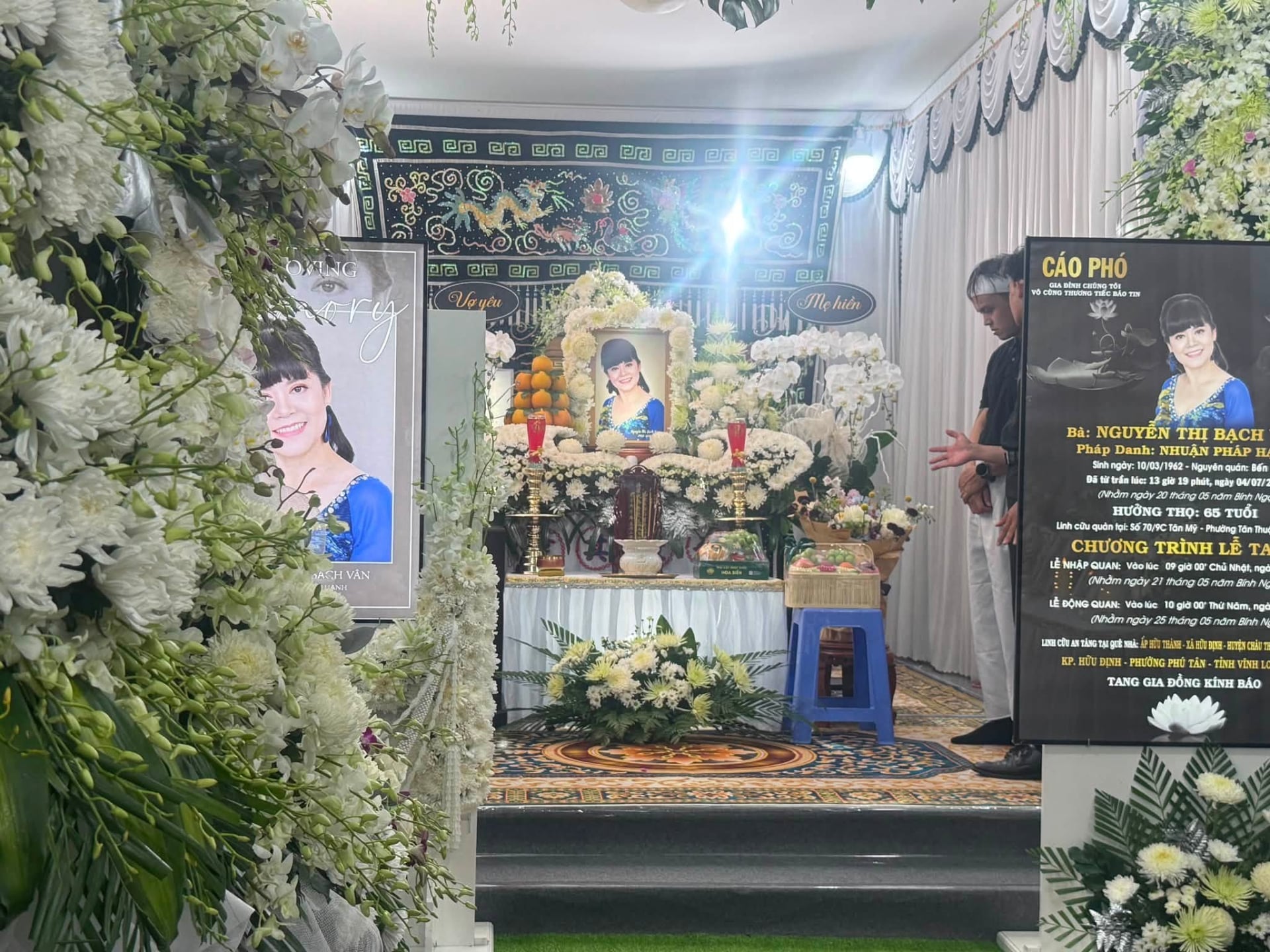 Gallery - Sao Việt 6/7: Phi Hùng phải lên tiếng về thông tin cưới 'mẹ đơn thân' Ngọc Lan; Võ Hạ Trâm nghẹn ngào tiễn biệt nghệ sĩ Bạch Vân - image 55