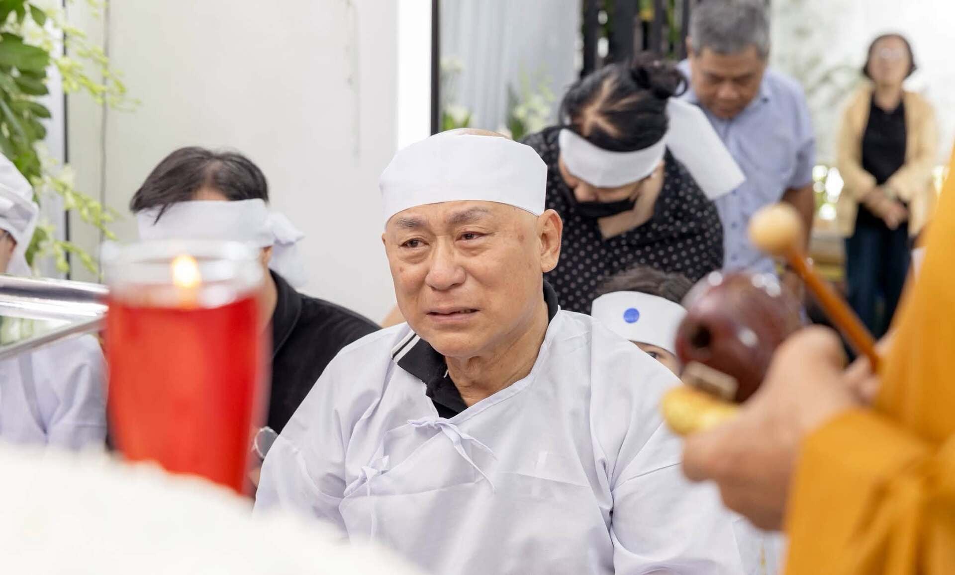 Gallery - Sao Việt 8/7: Nguyên nhân NSƯT Thanh Hùng đột ngột qua đời; NSND Tạ Minh Tâm khóc nghẹn trong đám tang vợ - image 56