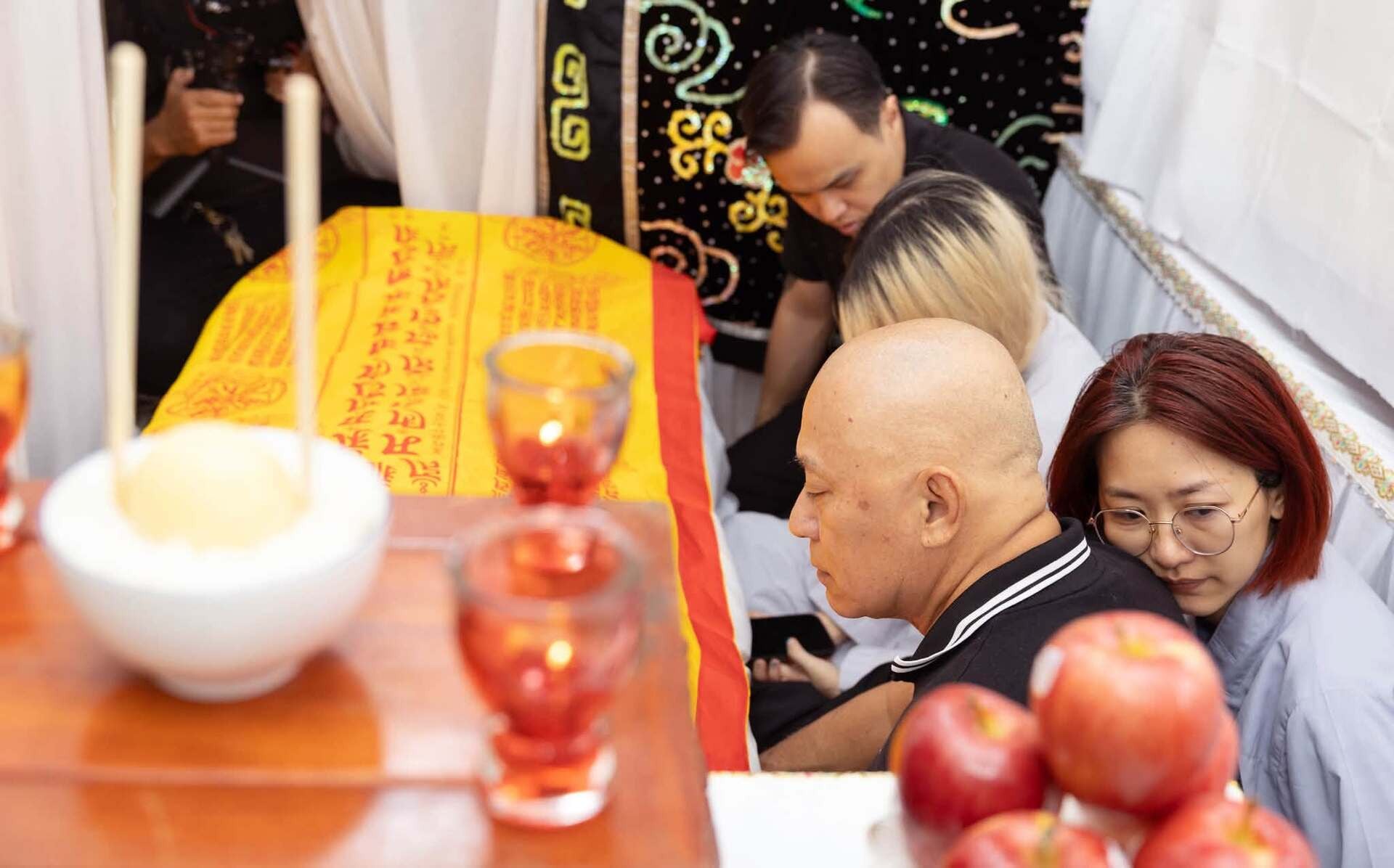 Gallery - Sao Việt 8/7: Nguyên nhân NSƯT Thanh Hùng đột ngột qua đời; NSND Tạ Minh Tâm khóc nghẹn trong đám tang vợ - image 57