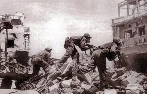 Gallery - 'Nghĩa trang liệt sĩ' chỉ có duy nhất một nấm mộ chung cho hàng nghìn người: Nằm tại vùng đất hứng chịu 328.000 tấn bom đạn - image 2