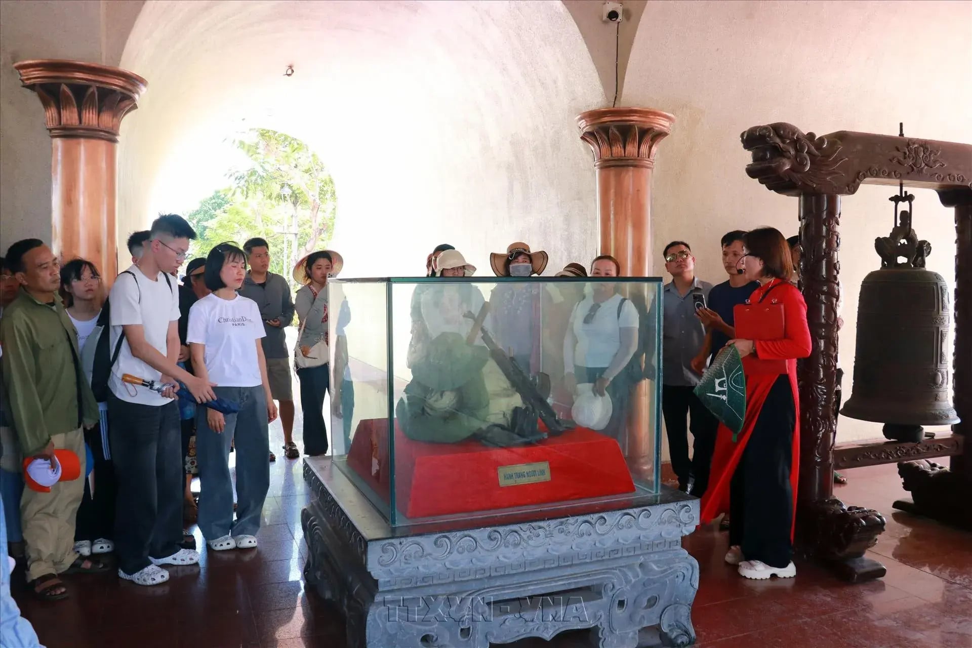 Gallery - 'Nghĩa trang liệt sĩ' chỉ có duy nhất một nấm mộ chung cho hàng nghìn người: Nằm tại vùng đất hứng chịu 328.000 tấn bom đạn - image 5