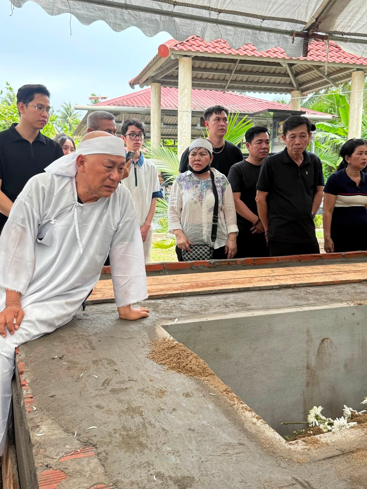 Gallery - Sao Việt 10/7: Lộ diện mạo mới nhất của Hoài Linh khi trở về Mỹ; Xót xa hình ảnh NSND Tạ Minh Tâm ngồi bên huyệt mộ của vợ - image 53