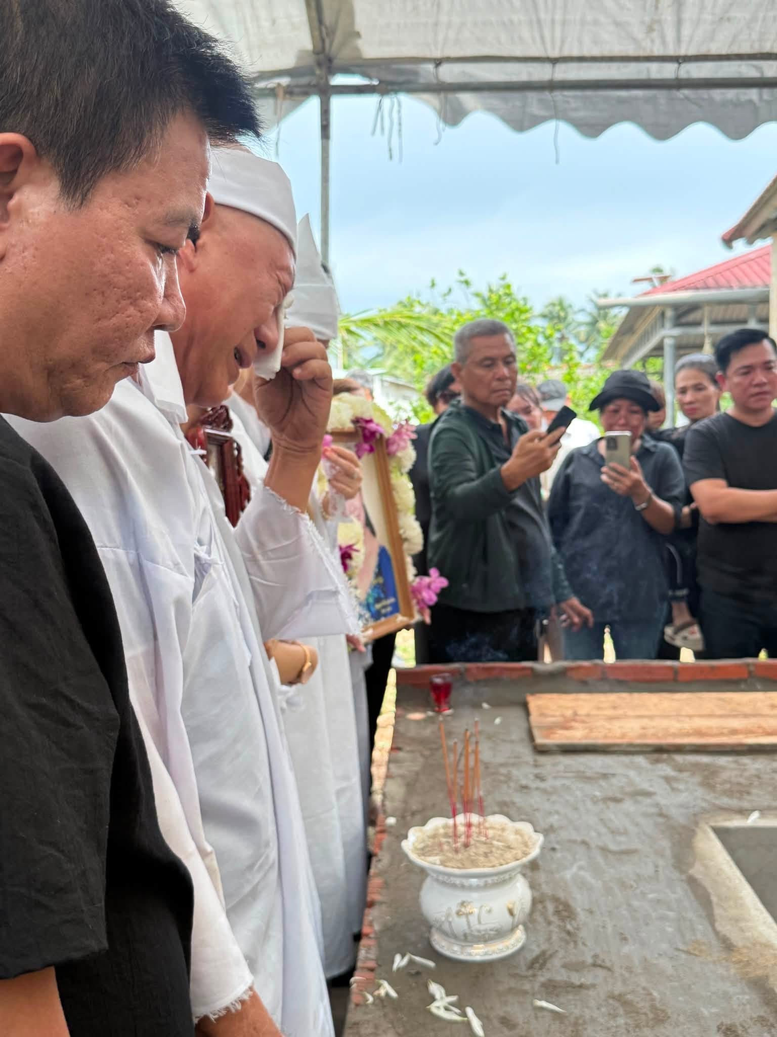 Gallery - Sao Việt 10/7: Lộ diện mạo mới nhất của Hoài Linh khi trở về Mỹ; Xót xa hình ảnh NSND Tạ Minh Tâm ngồi bên huyệt mộ của vợ - image 54
