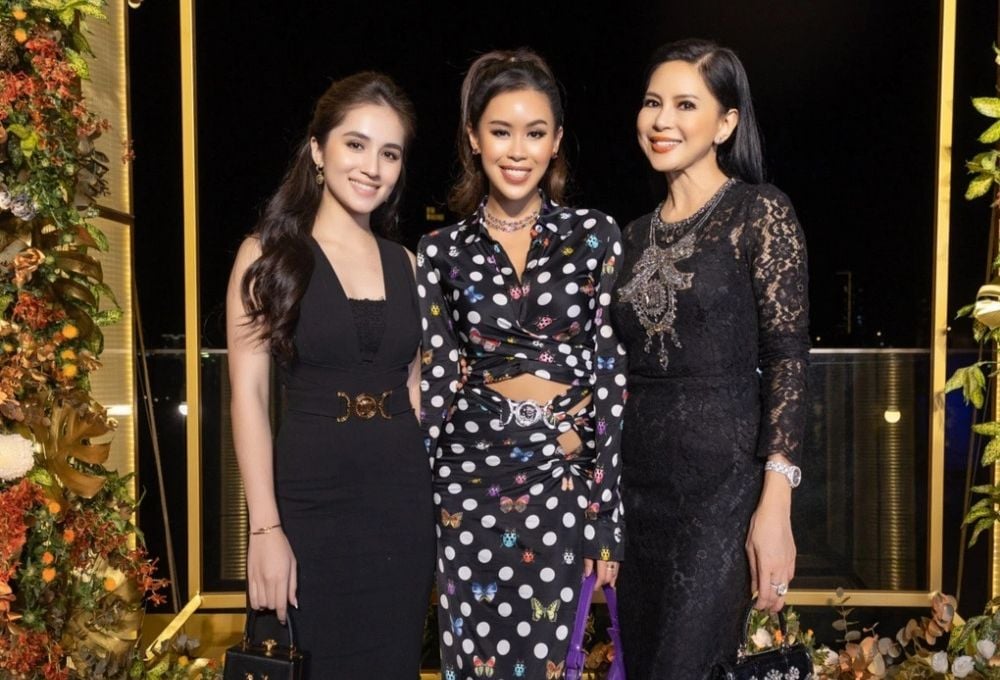 Gallery - Lộ thân thế cô gái nổi bật bên cạnh Tiên Nguyễn trong bức ảnh chung khung hình với siêu sao bóng đá Erling Haaland - image 4