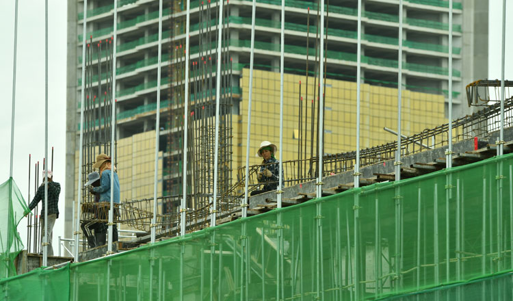 Construction-workers-at-a-site-in-Phnom-Penh