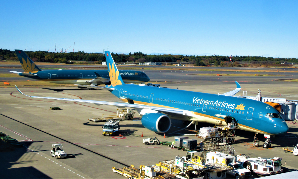 Vietnam_Airlines_Double_Airbus_A350_in_Narita_International_Airport