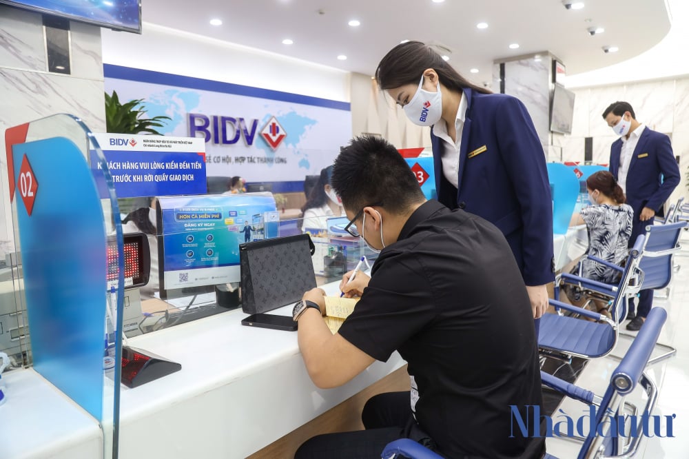 BIDV và lãi suất: BIDV là một trong những ngân hàng hàng đầu về lĩnh vực tài chính và ngân hàng tại Việt Nam. Với lãi suất hấp dẫn và các dịch vụ tiện ích thông minh, BIDV sẽ giúp bạn quản lý tài chính hiệu quả hơn bao giờ hết. Hãy xem hình ảnh để tìm hiểu thêm về BIDV và sự tin cậy của ngân hàng này.