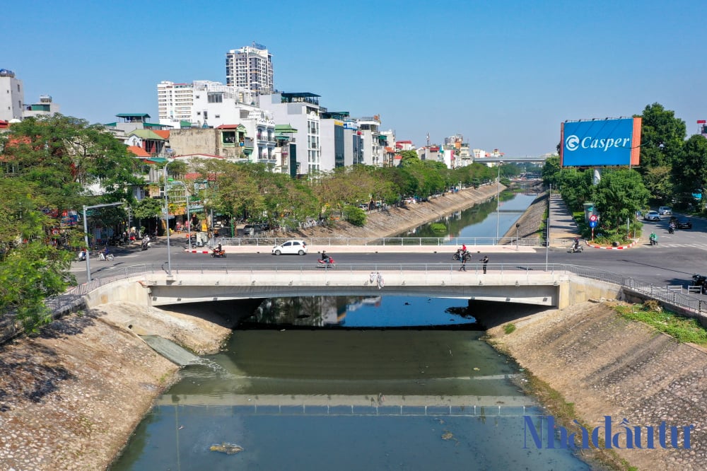 Hãy đến và chiêm ngưỡng cây cầu bắc qua sông Tô Lịch, một trong những kỳ quan kiến trúc đẹp của thành phố Hà Nội. Hình ảnh sẽ chắc chắn khiến bạn phấn khích và ngạc nhiên trước sự tuyệt vời của cây cầu này.