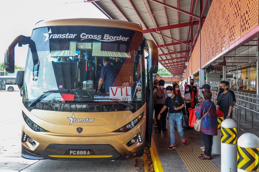 People_boarding_a_bus_as_part_of_a_VTL_simulation_exercise_at_Woodlands_Temporary_Bus_Interchange_in_Singapore_on_Nov_23_2021_LIANHE_ZAOBAO_