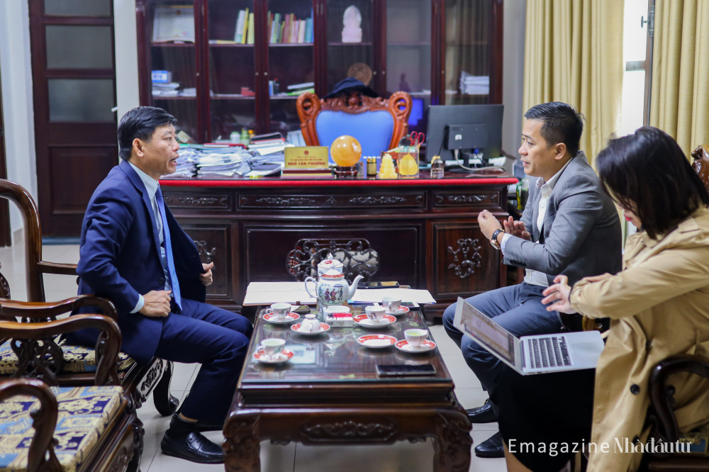 Ông Ngô Tân Phượng - Phó Chủ tịch UBND tỉnh Bắc Ninh trò chuyện cùng PV Nhà đầu tư.