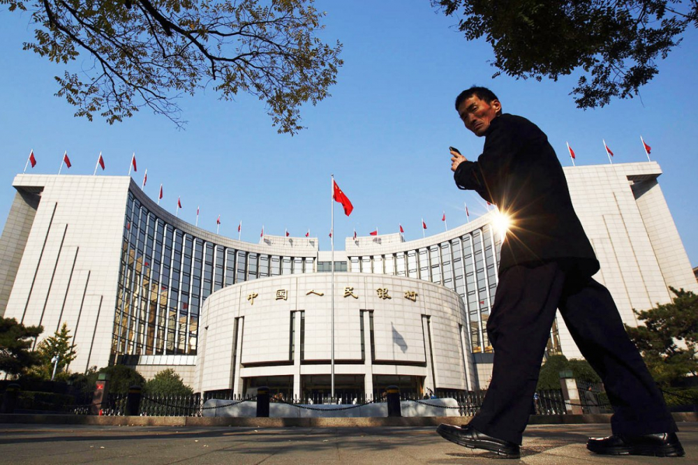 PBoC liên tục hạ lãi suất để hỗ trợ nền kinh tế đang chao đảo. Ảnh: Reuters.
