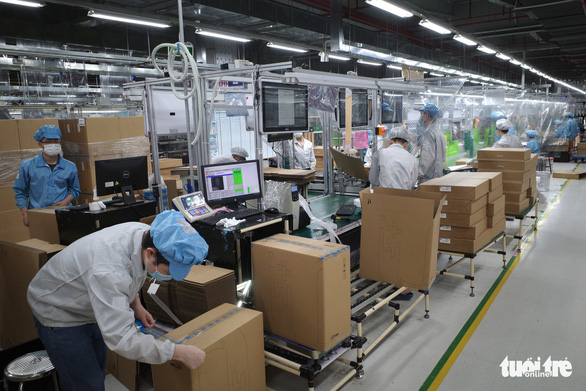 Công nhân làm việc tại nhà máy sản xuất linh kiện điện tử ở Bắc Giang - Ảnh: GIANG SƠN ĐÔNG