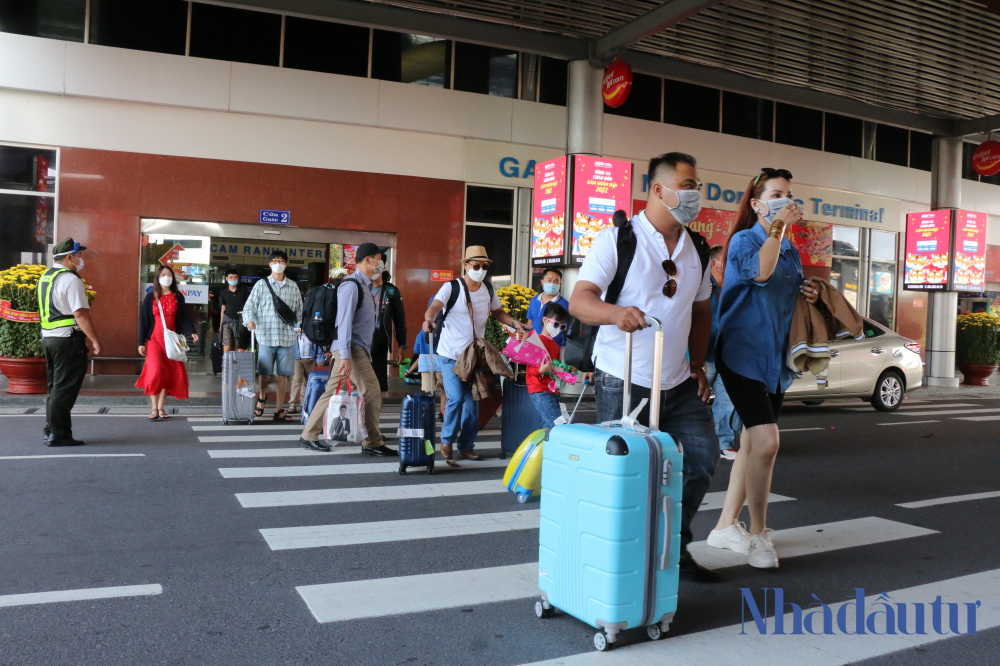 Du khách đến Khánh Hòa qua Cảng hàng không quốc tế Cam Ranh. Ảnh: Việt Tùng