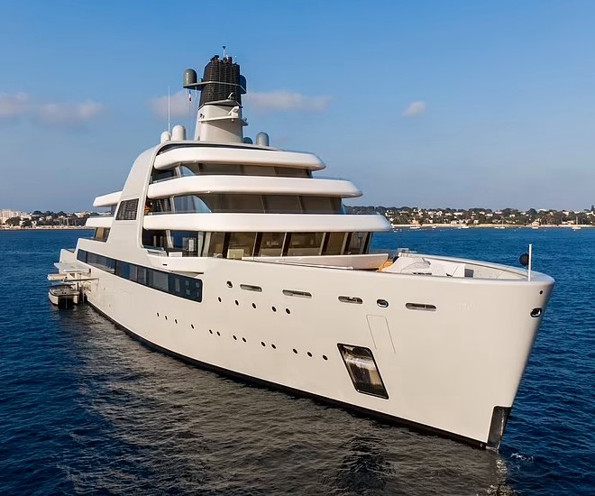 Solaris-Roman-Abramovich-yacht Julien Hubert