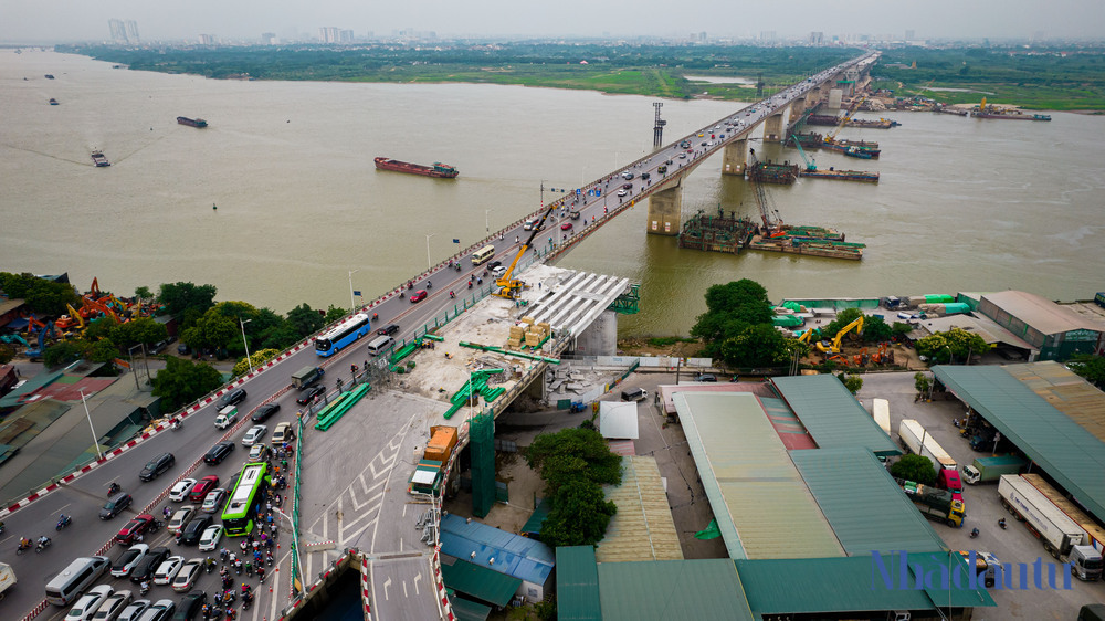 Với tổng mức đầu tư hơn 2.500 tỷ đồng, cầu Vĩnh Tuy 2 được khởi công tháng 1/2021, riêng gói thầu số 1 phần cầu chính vượt sông khởi công tháng 6/2021. Cầu dài 3,5 km, rộng 19,25 m, với bốn làn xe (hai làn xe cơ giới, một làn xe buýt, một làn tổng hợp và dải đi bộ). Điểm đầu giao với đường Trần Quang Khải - Nguyễn Khoái - Minh Khai (quận Hai Bà Trưng), điểm cuối giao đường Long Biên - Thạch Bàn (quận Long Biên).