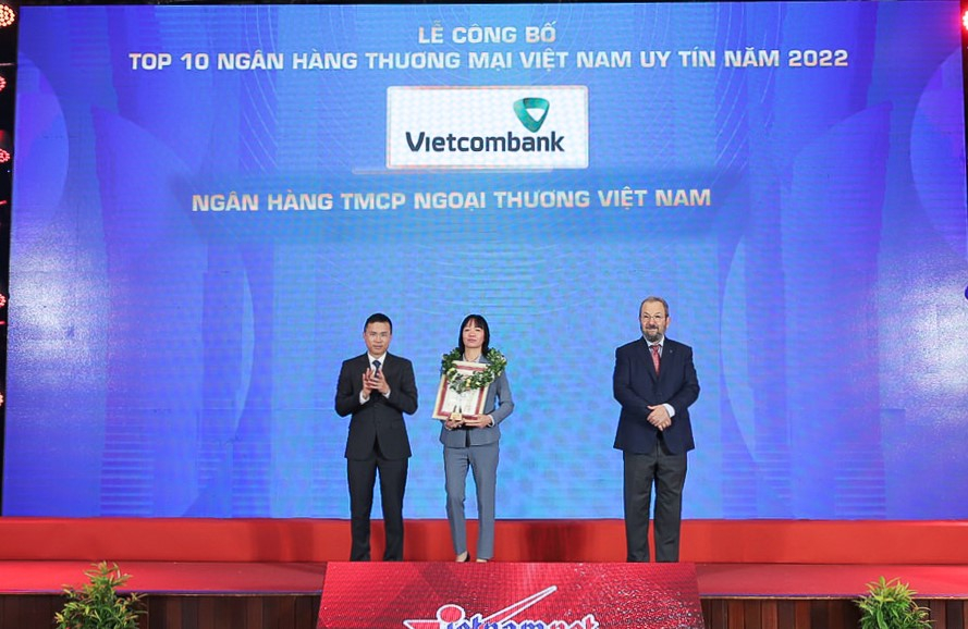 20220810_QHCC_BHH_VietcombankdandauTop10VNR_Anh nhan Top 10