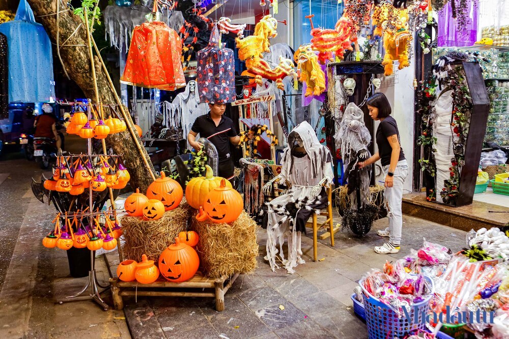 Đồ trang trí kinh dị tiền triệu tràn ngập chợ Halloween Hà Nội
