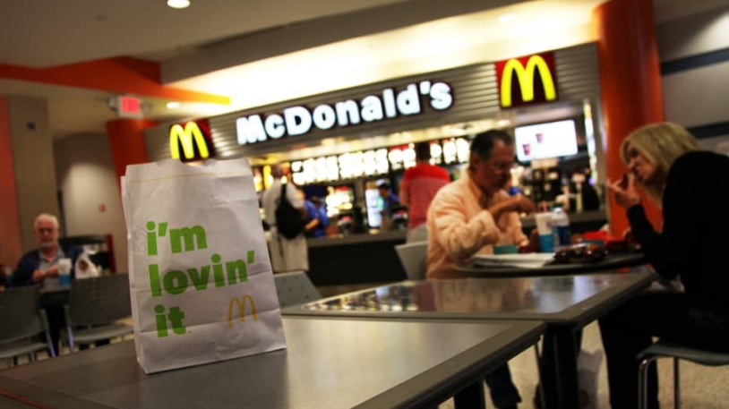 Thực khách tại một cửa hàng McDonald’s. Nguồn ảnh: CNBC