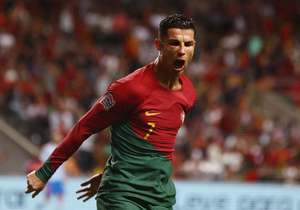 Ảnh chế World Cup Ronaldo trao vương miện hoa hậu cho Messi  Báo Người  lao động